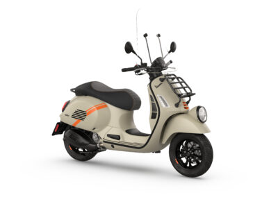 Vespa-GTV_3-4antDX_beige_windscreen_front-gear