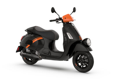 Vespa-GTV_3-4antDX_black_saddle-cover_flyscreen_exhaust