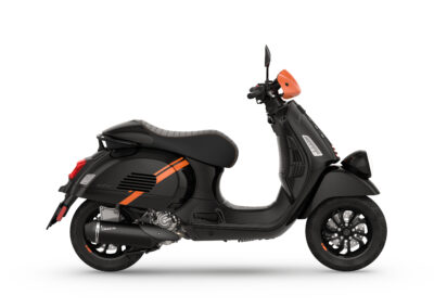 Vespa-GTV_latDX_black_saddle-cover_flyscreen_exhaust