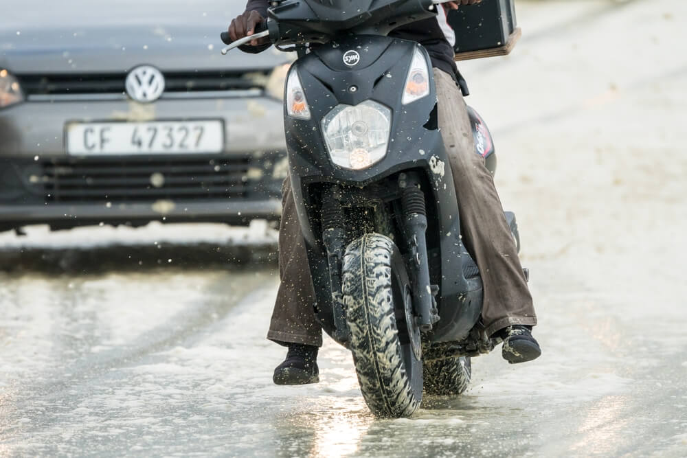 Jazda skuterem w&nbsp;złej pogodzie – jak unikać poślizgów?